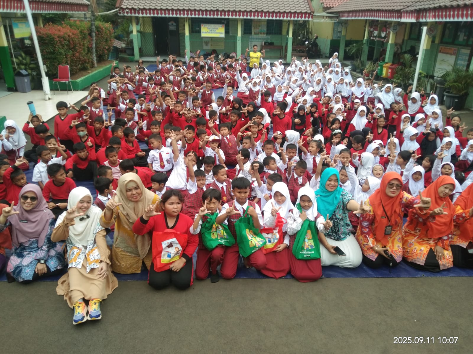 Wisata LiterAsyik Ke SDN Malaka Jaya 12